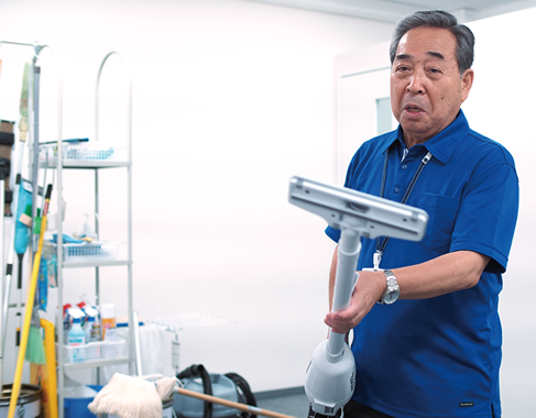 各種清掃用具の特徴や使い方を説明する林修二氏
