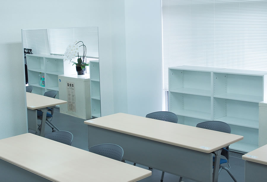 新設の研修室大きな鏡も置かれている